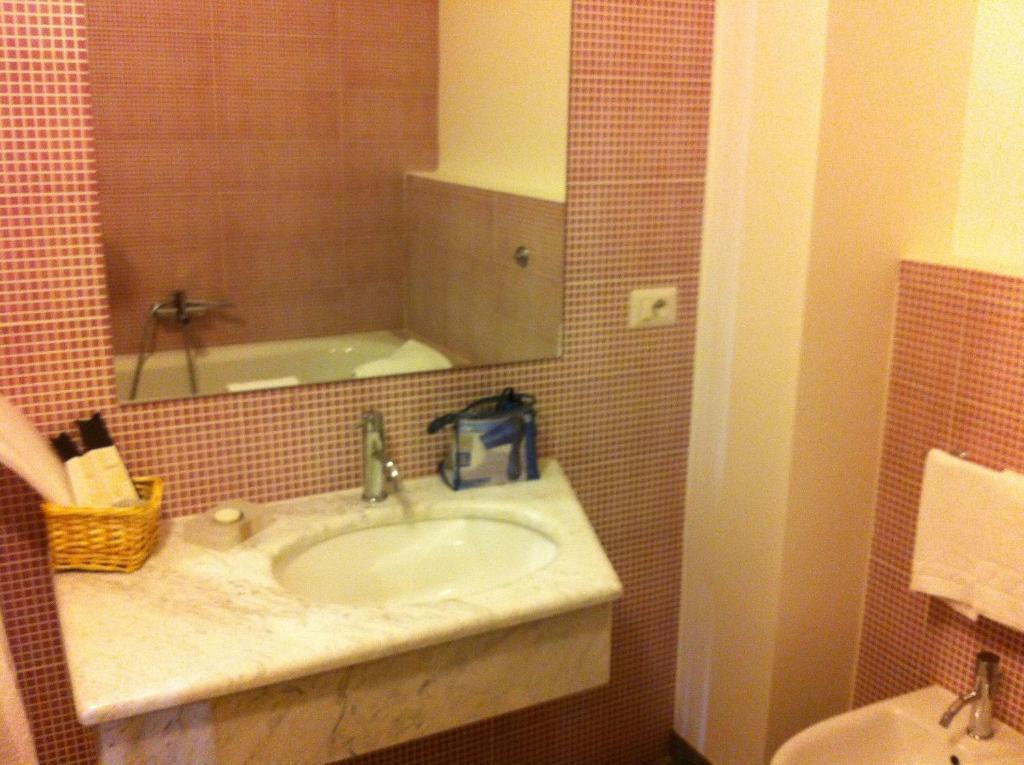 Bcomfort Otel Cagliari Oda fotoğraf