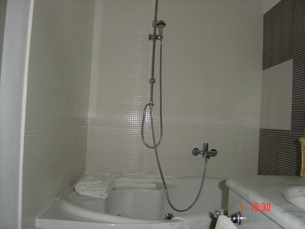 Bcomfort Otel Cagliari Oda fotoğraf