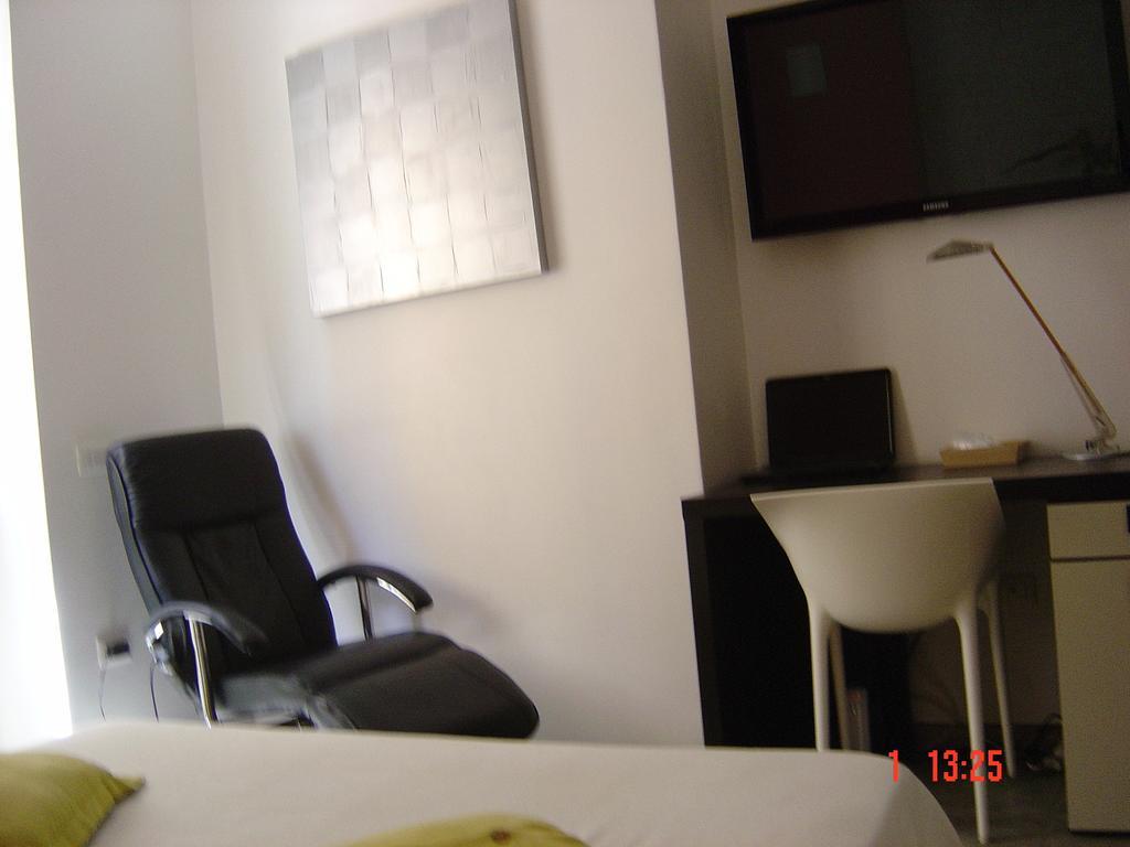 Bcomfort Otel Cagliari Oda fotoğraf